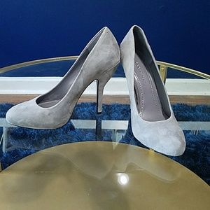 BCBG Gray suede pumps